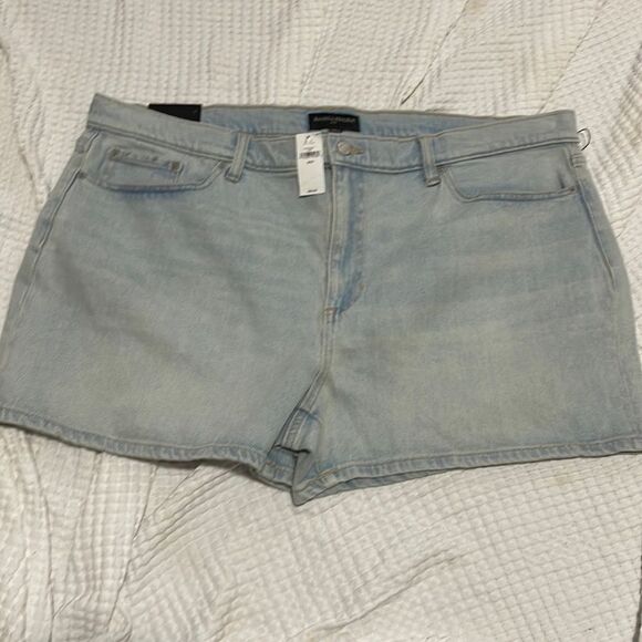 NWT- Banana Republic - 28/6, 31/12 & 34/18. Classic Denim Short Vintage Wash - Picture 1 of 8
